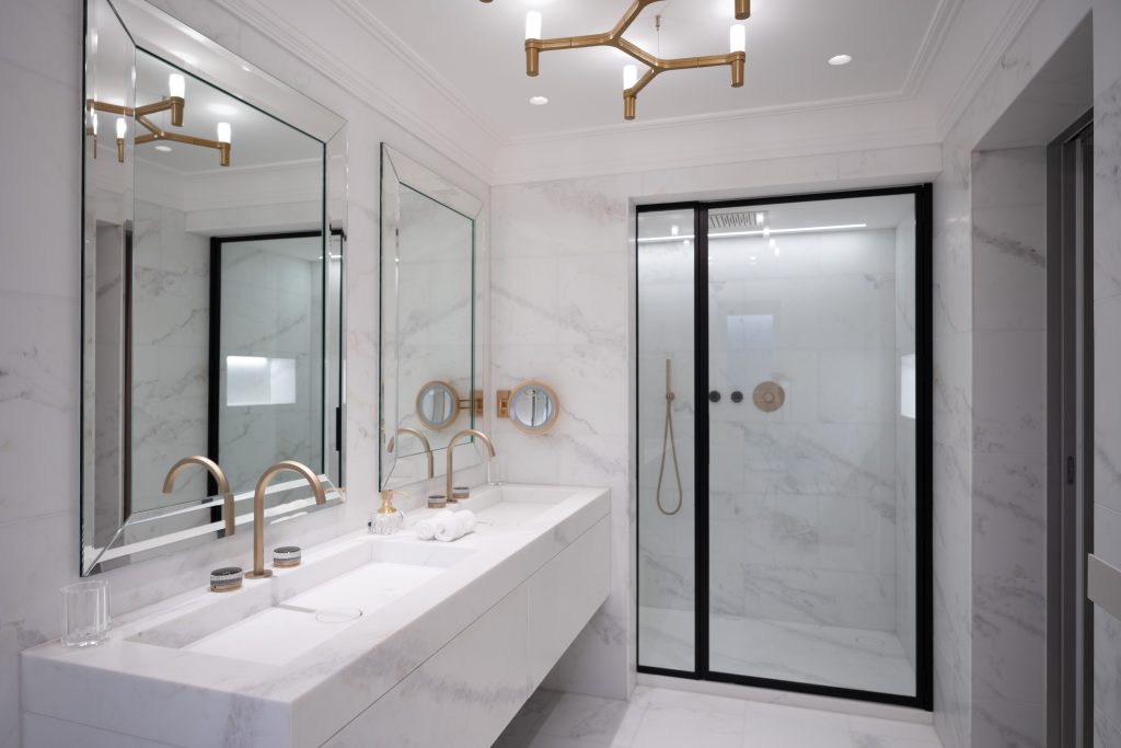 Master bathroom crafted from 20mm-thick Statuario Michelangelo marble, featuring: Vanity top with side panels and integrated double sink, assembled with a stone drain cover.
Custom-made shower tray with sandblasted finish, complete with a stone drain cover.
Coordinated flooring and full-height wall cladding for a seamless, elegant look.
Two floating sink bases, with stone doors and push-pull opening system.